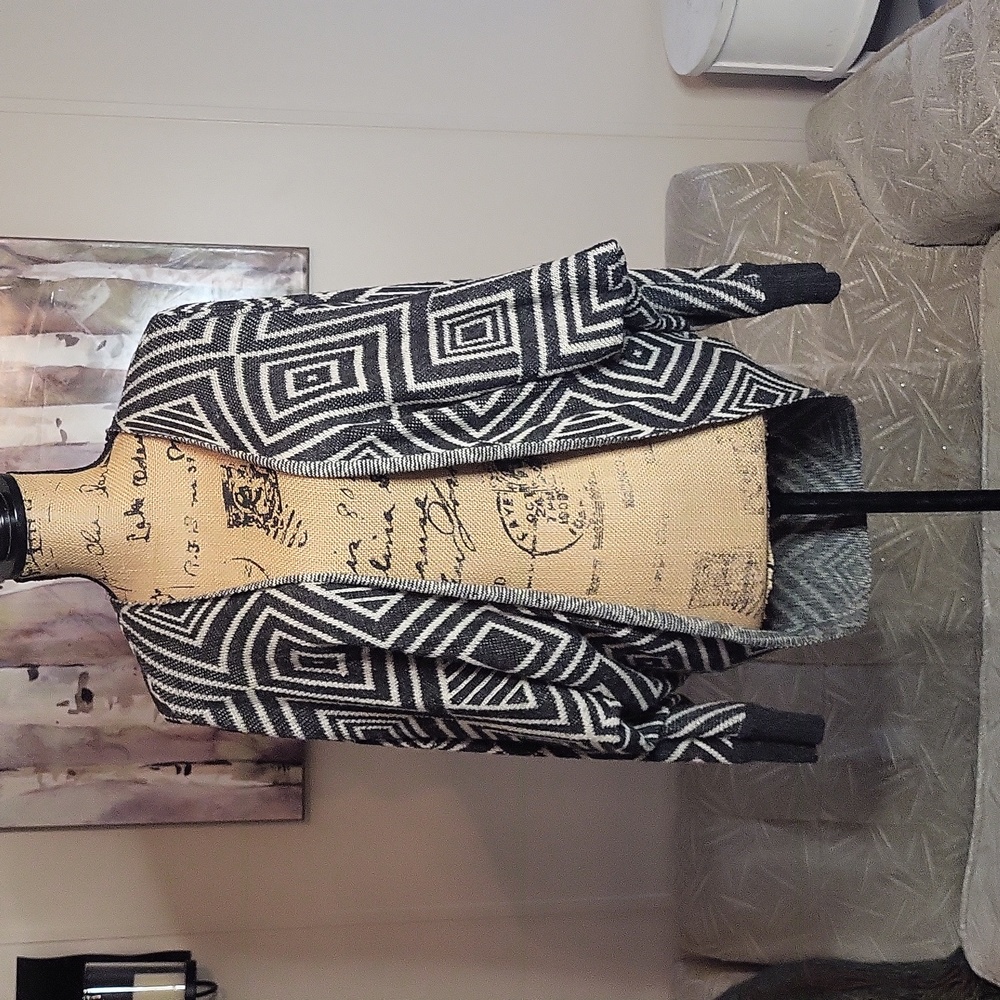 I Love H81 Diamond Motif Open Front Long Sleeve Shrug